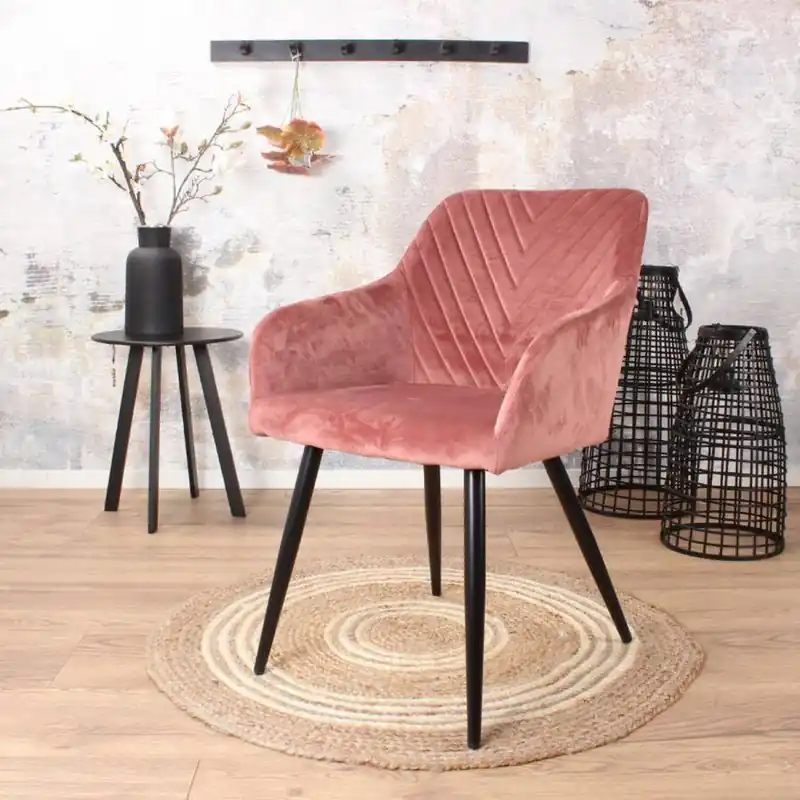 DS4U Gaby Armstoel Velvet Roze Stijlvolle en Trendy Eetkamerstoel Zachte Velvet Stof Roze Kleur Comfortabele Zitting Sierstiksels Stevige Zwarte Metalen Poten Combineerbaar met Andere Kleuren Beste Prijs