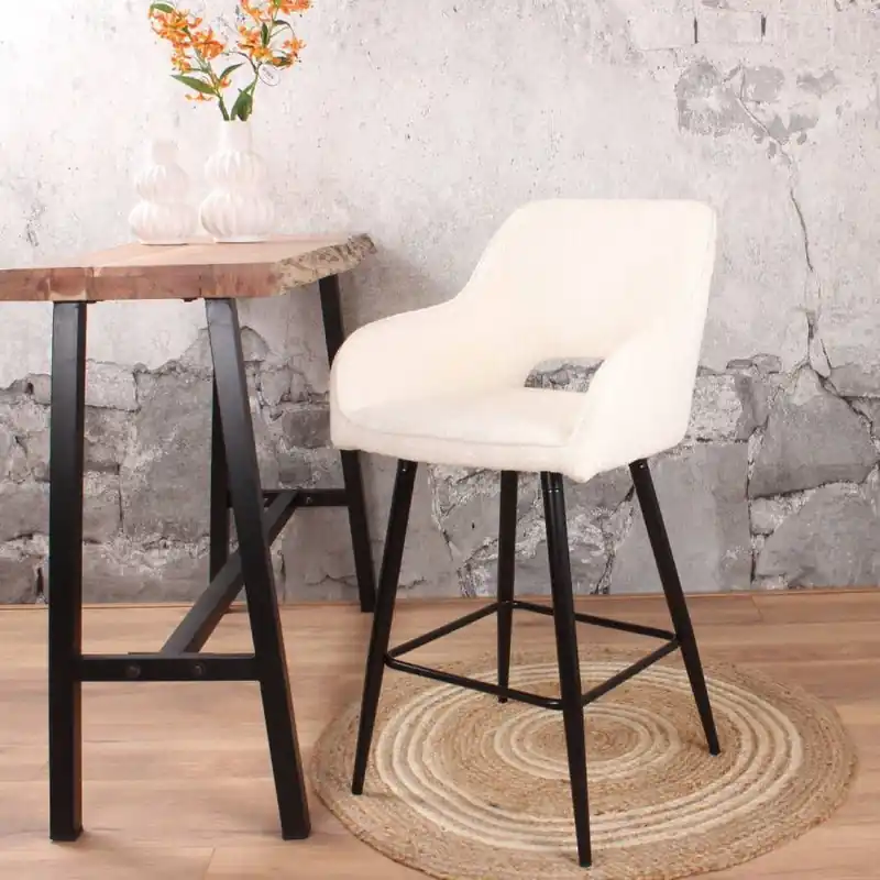 Populair DS4U Lenon Barkruk Bouclé Ivoor 67 cm Zithoogte Moderne Barstoel met Bouclé Stof Stijlvol en Comfortabel Lage Armleuningen Verkrijgbaar in Drie Kleuren Stevige Zwarte Metalen Poten