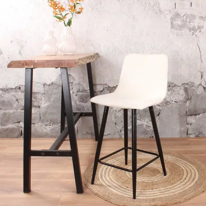 DS4U Gaby Barkruk Bouclé Ivoor 75 cm Zithoogte Stijlvolle en Trendy Barstoel Fijne Bouclé Stof Verkrijgbaar in Chique kleuren Makkelijk in Onderhoud Comfortabele Zitting Stevige Zwarte Metalen Poten Handige Voetensteun Shop Nu