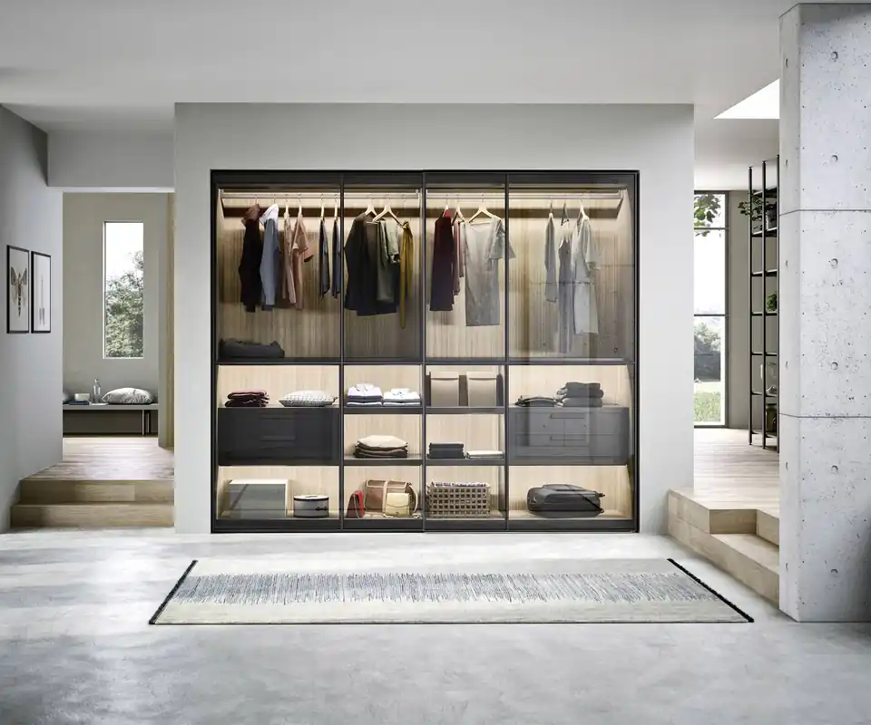 Aanbieding Novamobili Linnenkast Breedte B 407,5 cm 3 schuifdeuren (binnenbreedte 3 x 132,5 cm) Kleur corpus Zwart mat nero (vergelijkbaar met RAL9017) Glasuitvoering Grijs getint Hoogte H 242 cm Binnenkleur Oxford grijs