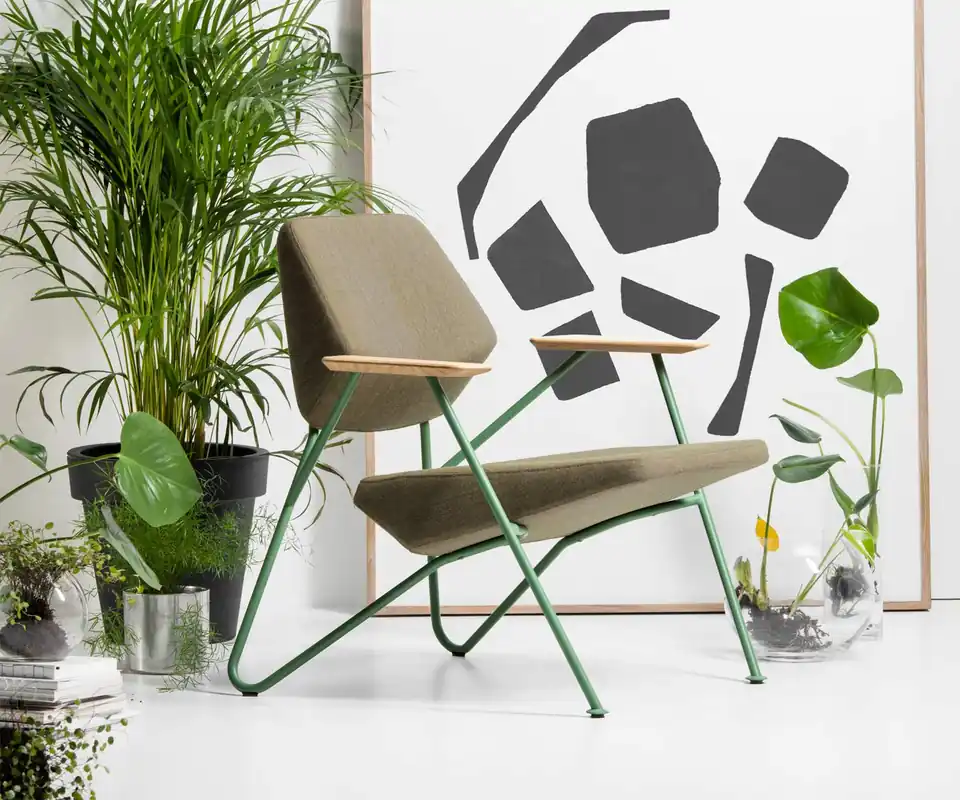 Prostoria Polygon fauteuil Bekleding Divina 3 171 Lichtgrijs Frame kleur RAL6011 Groen Houten armleuningen Natuurlijk eiken Laatste Kans