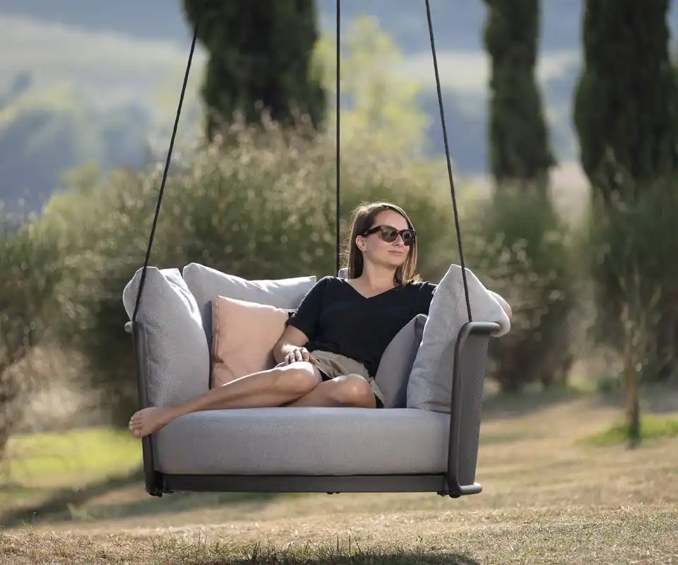 Weekendaanbieding Todus Baza Round Swing hangstoel Kleur sierkussen set van 3 40x40 Grijs 435 Frame kleur Wit 110 Stoffen bekleding zitkussen/rugkussen kleur Antraciet 445 Optionele regenhoes met regenhoes