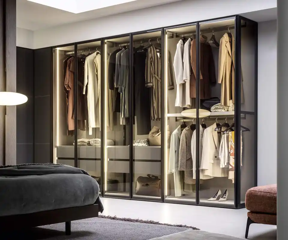 Voordeelprijs Novamobili Kleerkast Perry verlichting zonder Novamobili Kleerkast Perry verlichting Breedte B 362,5 cm 6 deuren (binnenbreedte 3 x 117,5 cm) Kleur corpus Glazen zijpaneel als voorkant (rechts+links) Hoogte H 242 cm Binnenkleur Oxford grijs