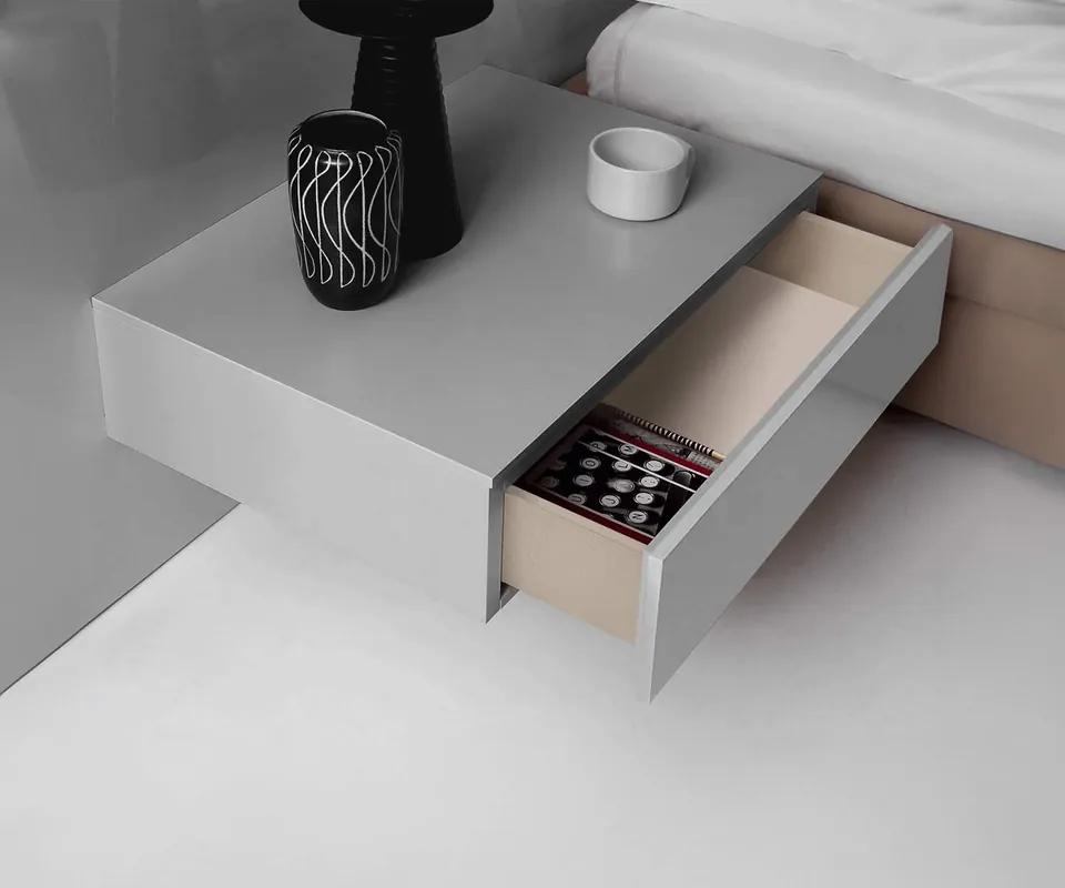 Aanbieding Novamobili Eenvoudig nachtkastje 1 lade Uitvoering met voetjes Breedte B 46 cm Kleur Glans - 430 Lichtgrijs (Grigio, vergelijkbaar met RAL7035) zonder Qi-oplaadfunctie