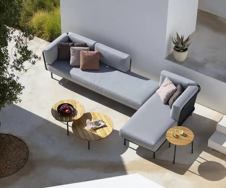 Aanbieding Todus Baza tuinbank Uitvoering B 160 cm / H 80 cm / D 84 cm 2-zits chaise longue open links Kleur frame Antraciet 145 Kleur stoffen bekleding zitting en rug Grijs 435 Optionele kussenset 3x sierkussens (40x40) Grijs